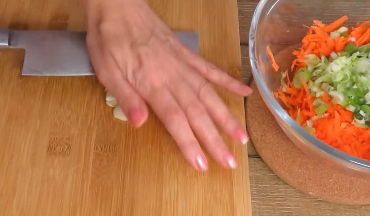 Per cucinare le polpette, tagliare l'aglio