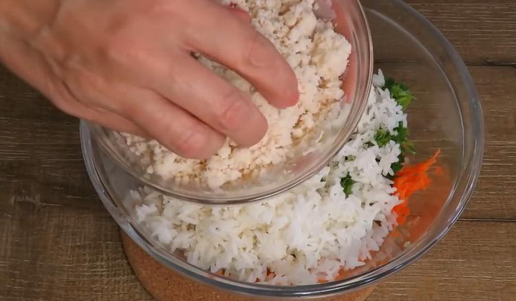 Per cucinare le polpette, far bollire il riso