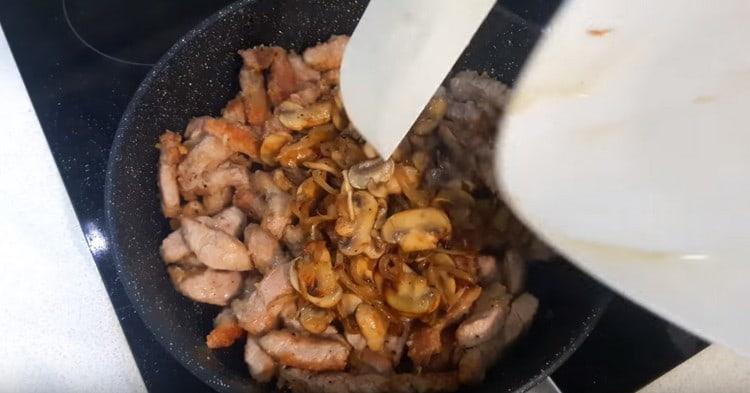 Fügen Sie Zwiebel mit Pilzen Schweinefleisch hinzu.