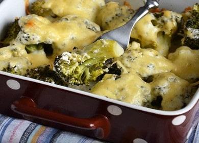 Cuciniamo broccoli al forno con formaggio secondo una semplice ricetta con foto passo dopo passo.