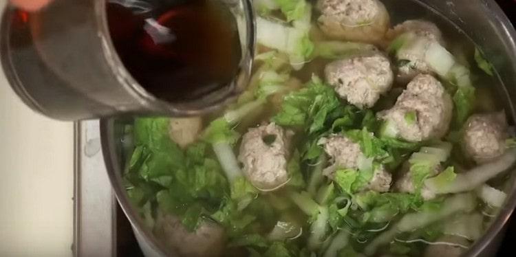 Сложете нарязаното пекинско зеле в супата и добавете соевия сос.