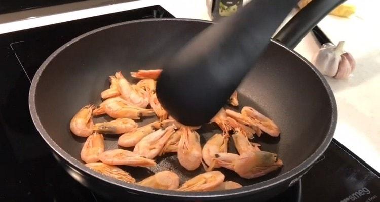 Ikalat ang hipon sa isang pinainit na dry frying pan.