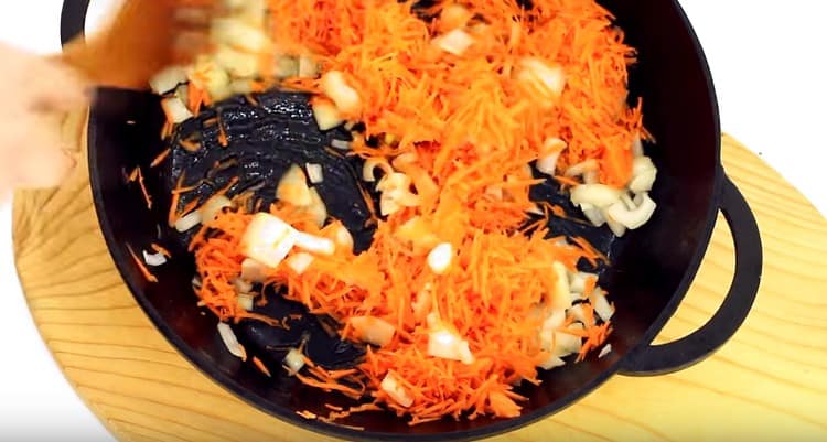 Aggiungi le carote grattugiate nella padella nella padella.