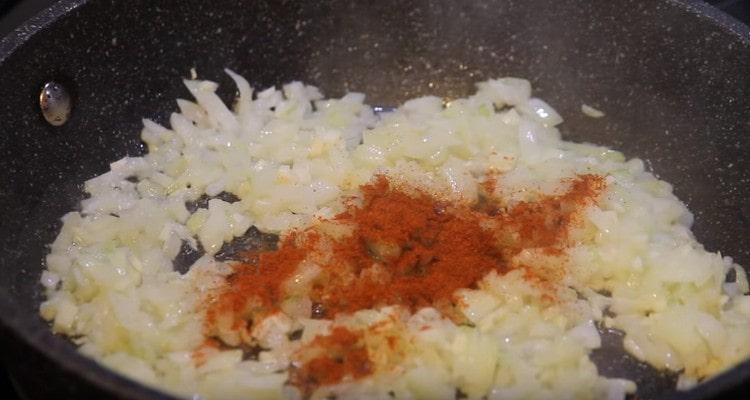 Aggiungi la paprika alla cipolla con l'aglio.