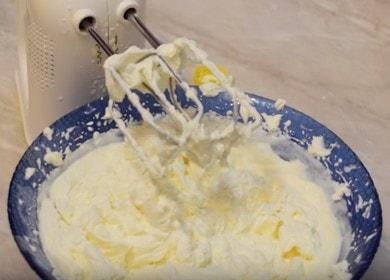 Prepariamo la crema più delicata per la torta di crema e mascarpone secondo una ricetta passo-passo con una foto.