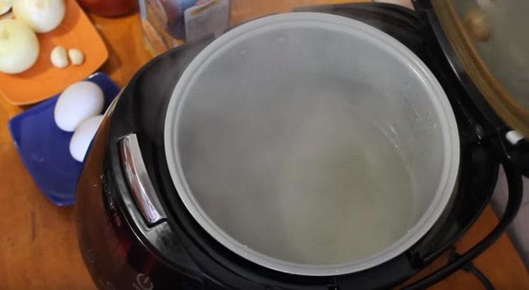 Facciamo bollire l'acqua in una pentola a cottura lenta.