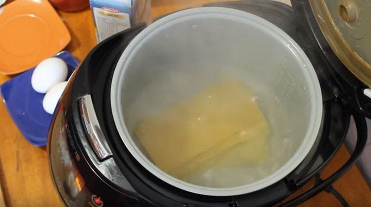Mettiamo fogli di lasagne in acqua bollente e saldiamo.