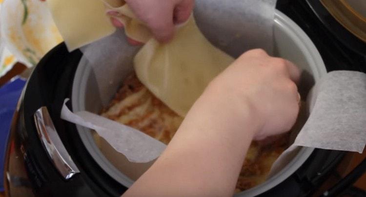 Alteriamo gli strati del piatto, raccogliendo lasagne multistrato alte.