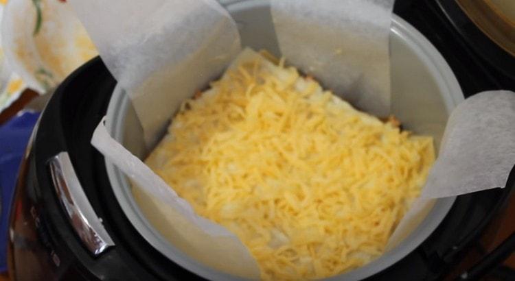 Cospargere il piatto raccolto con formaggio.