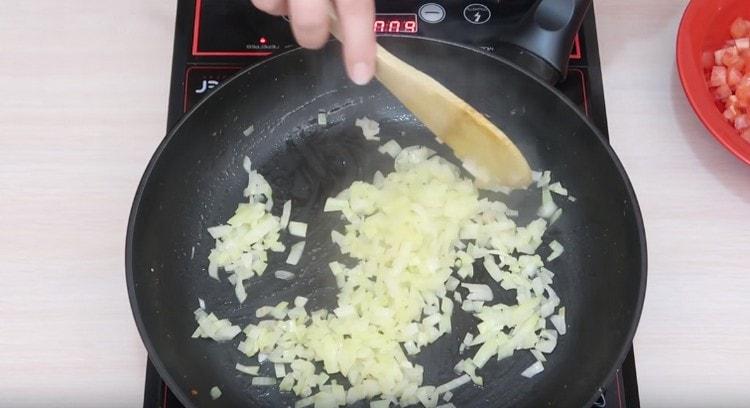 friggere le cipolle in una padella fino a quando diventano trasparenti