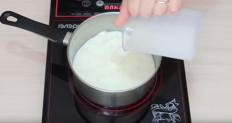 Mettiamo in una casseruola per riscaldare il latte sul fornello.