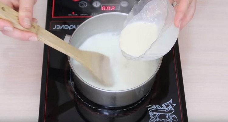 Introduciamo la miscela di farina nel latte quando inizia a bollire.