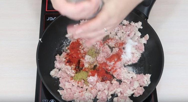 Aggiungi spezie e concentrato di pomodoro alla carne macinata.