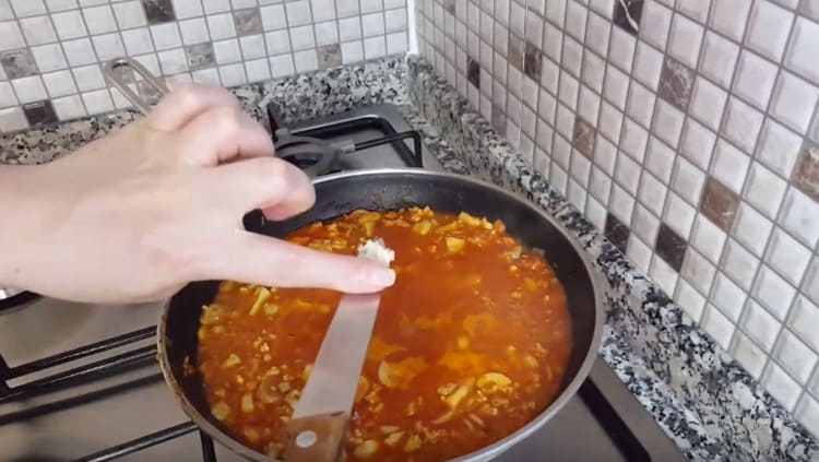 Alla fine, aggiungi l'aglio alla salsa.