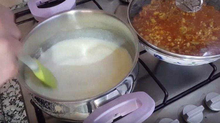Aggiungere il latte e, mescolando, cuocere la salsa.