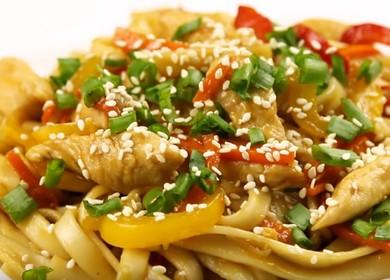 Wok noodles na may manok at gulay sa teriyaki sauce - ang pinakasikat na ulam na Tsino 🍝
