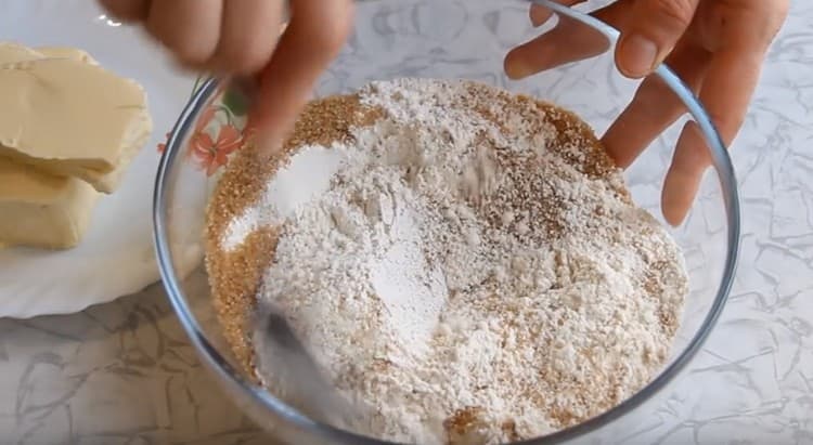 Paghaluin ang harina na may baking powder at asukal.