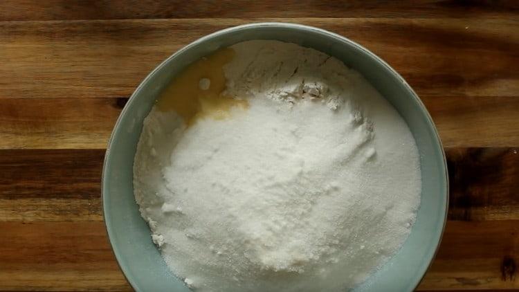 Sa harina magdagdag ng pinalambot na mantikilya, asukal, baking powder.