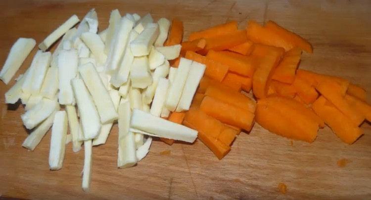 drei Pastinaken und Karotten auf einer Reibe oder in Streifen schneiden.