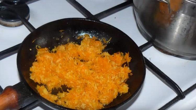 Pastinaken und Karotten in einer Pfanne weich anbraten.