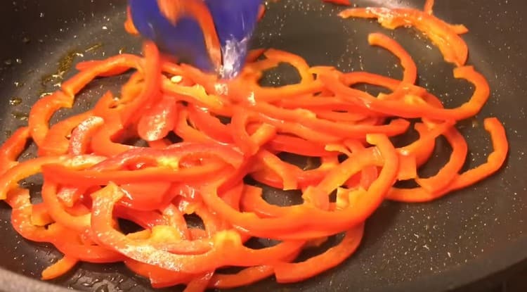 Fry pepper sa isang kawali.