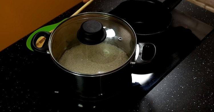 Cuocere il riso sotto il coperchio senza aprirlo.