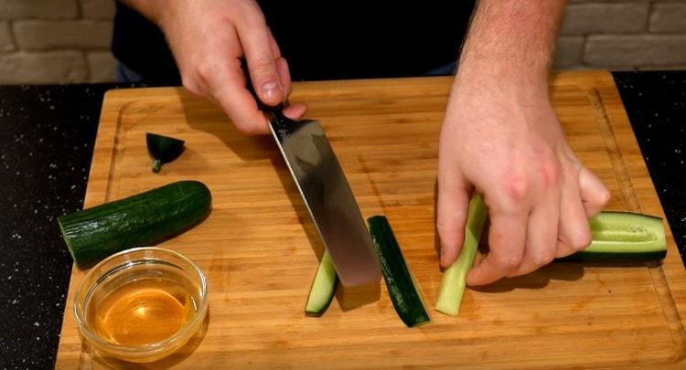 Taglia il cetriolo a metà, rimuovi la parte in cui ci sono i semi.