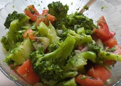 Prepariamo una deliziosa insalata di broccoli secondo una ricetta passo-passo con una foto.