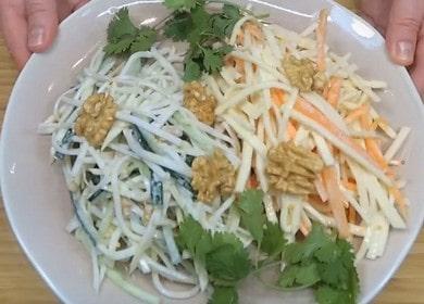 Ein köstlicher und gesunder Salat aus Selleriewurzeln: Wir bereiten zwei Versionen des Gerichts mit schrittweisen Fotos vor.