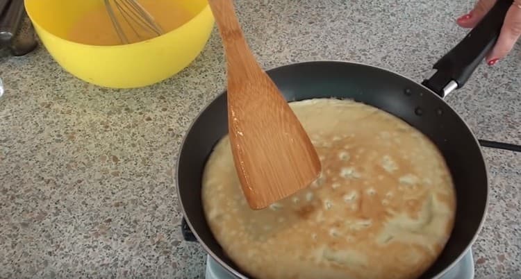 Ang bawat omelet pancake ay pinirito hanggang kayumanggi sa magkabilang panig.