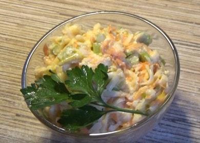Wir bereiten einen sanften Salat mit Sellerie nach einem Schritt-für-Schritt-Rezept mit einem Foto zu.