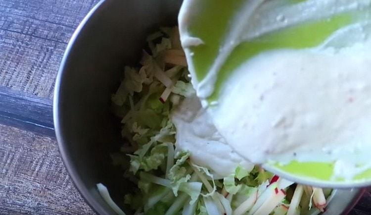 Joghurtdressing zum Salat geben.