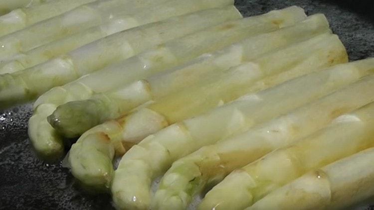 Inilalagay namin ang asparagus sa isang kawali.