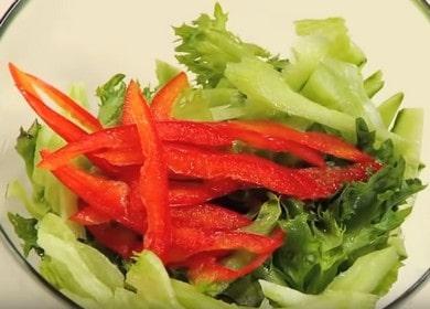 Isang salad ng mga sariwang gulay at isang celery stalk - isang simple at malusog na recipe 🥗
