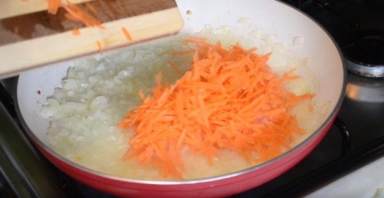 Προσθέστε τα τριμμένα καρότα στο κρεμμύδι.