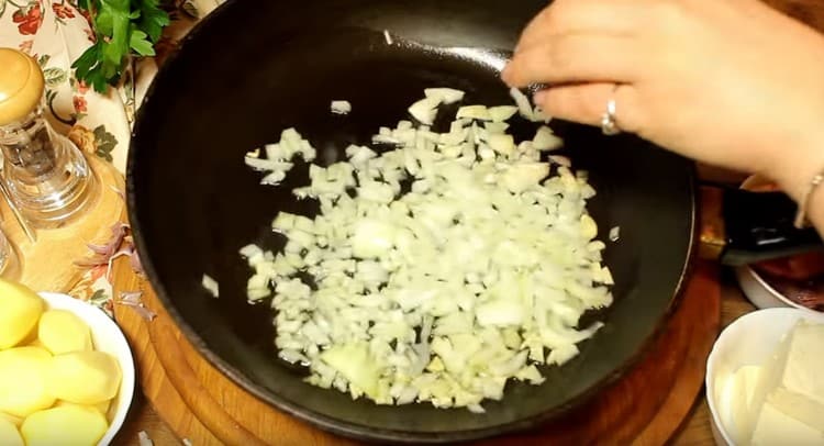 Προσθέστε ψιλοκομμένα κρεμμύδια στο τηγάνι.