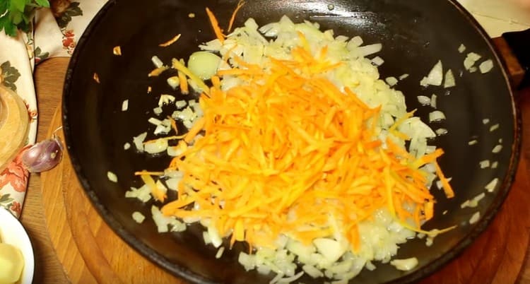 Προσθέστε τα τριμμένα καρότα στο τηγάνι.