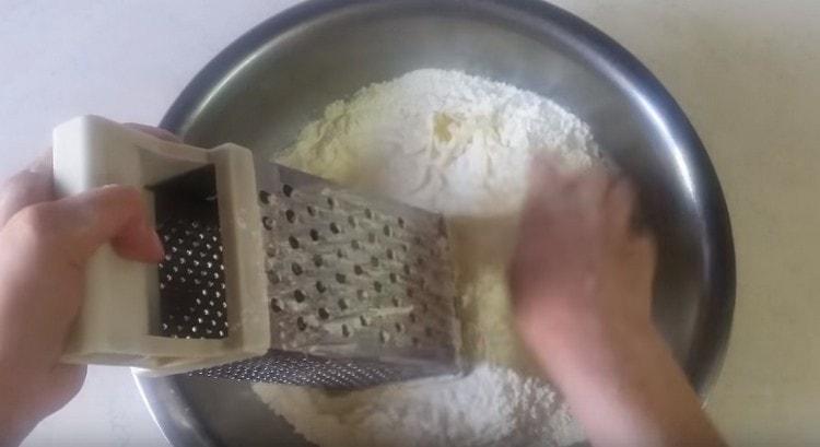 Reiben Sie die kalte Butter direkt in das Mehl.