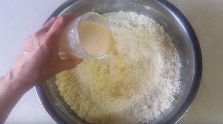 Die flüssigen Bestandteile geben wir in die Butter- und Mehlkrümel.
