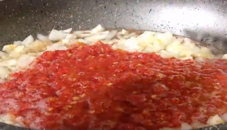 Fügen Sie Tomatensauce der Zwiebel mit Knoblauch hinzu.