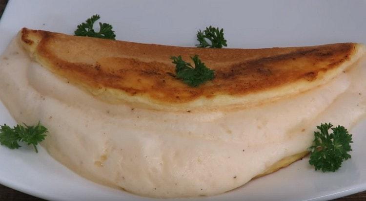 Zum Servieren kann ein französisches Omelett mit Gemüse dekoriert werden.
