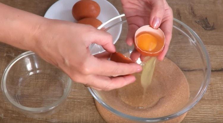Teile die Eier vorsichtig in Proteine ​​und Eigelb.
