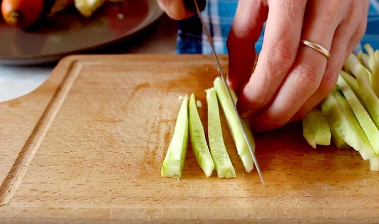 Нарежете краставицата със същата сламка.