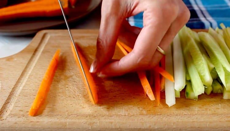 Нарежете морковите на тънки ивици.