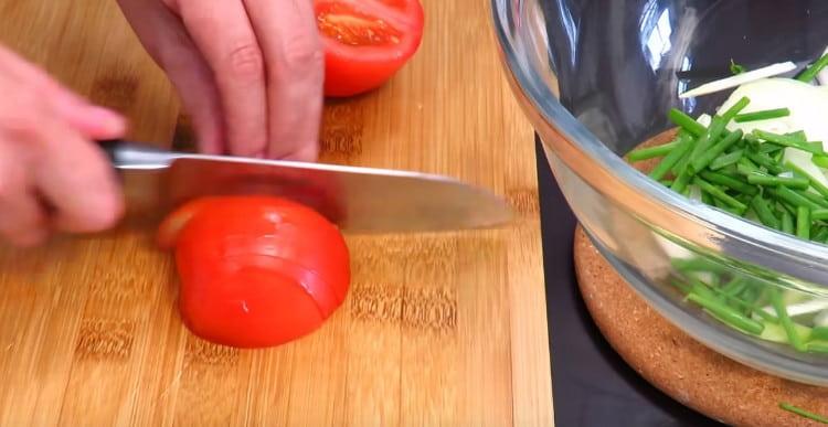 Нарязваме доматите на тънки пръстени.