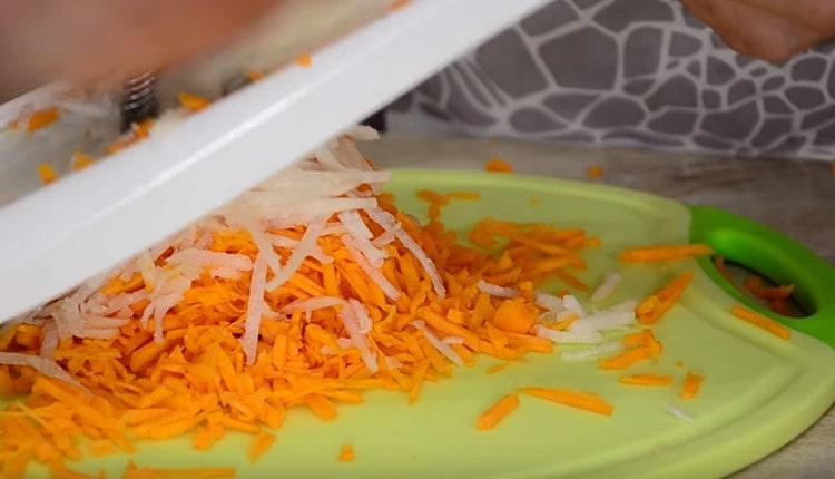 Reiben Sie Rettich und Karotten auf einer koreanischen Reibe.