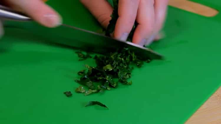 Für einen Nudelsalat das Gemüse hacken