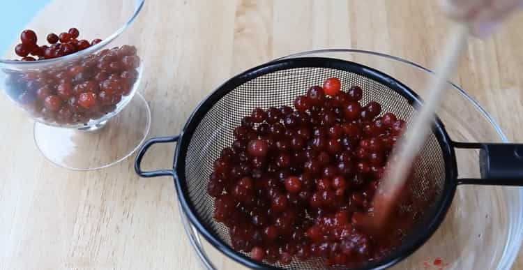 Bereiten Sie die Zutaten für Cranberry-Mousse