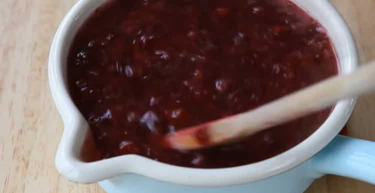 Kochen Sie Beeren für Cranberry-Mousse