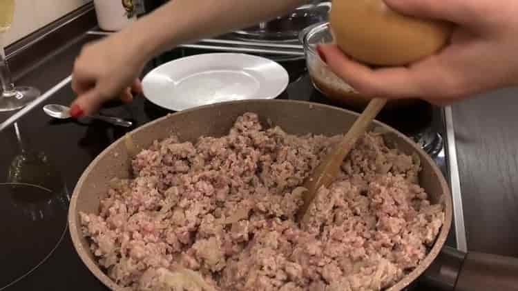 Per preparare le lasagne, soffriggere la carne macinata